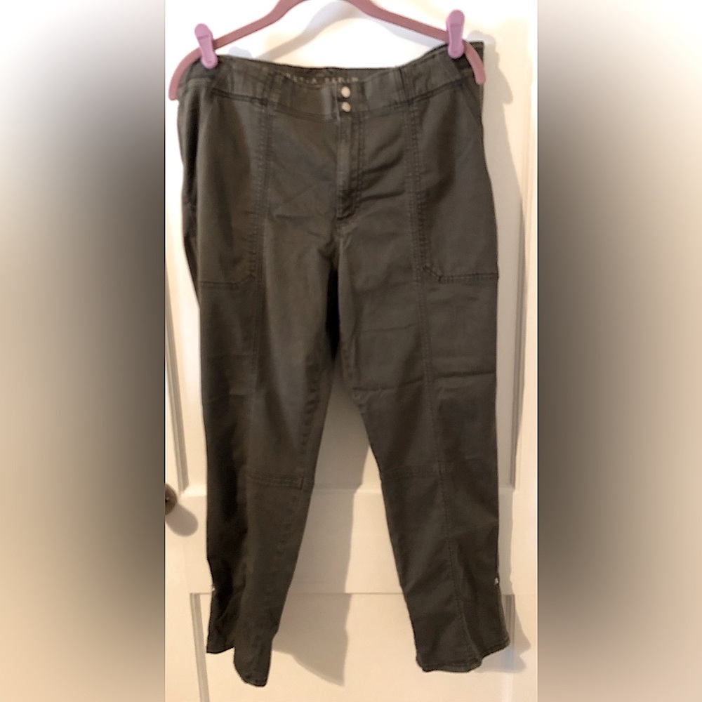WHBM Mid-rise Pret-A-Pedi cropped pants.